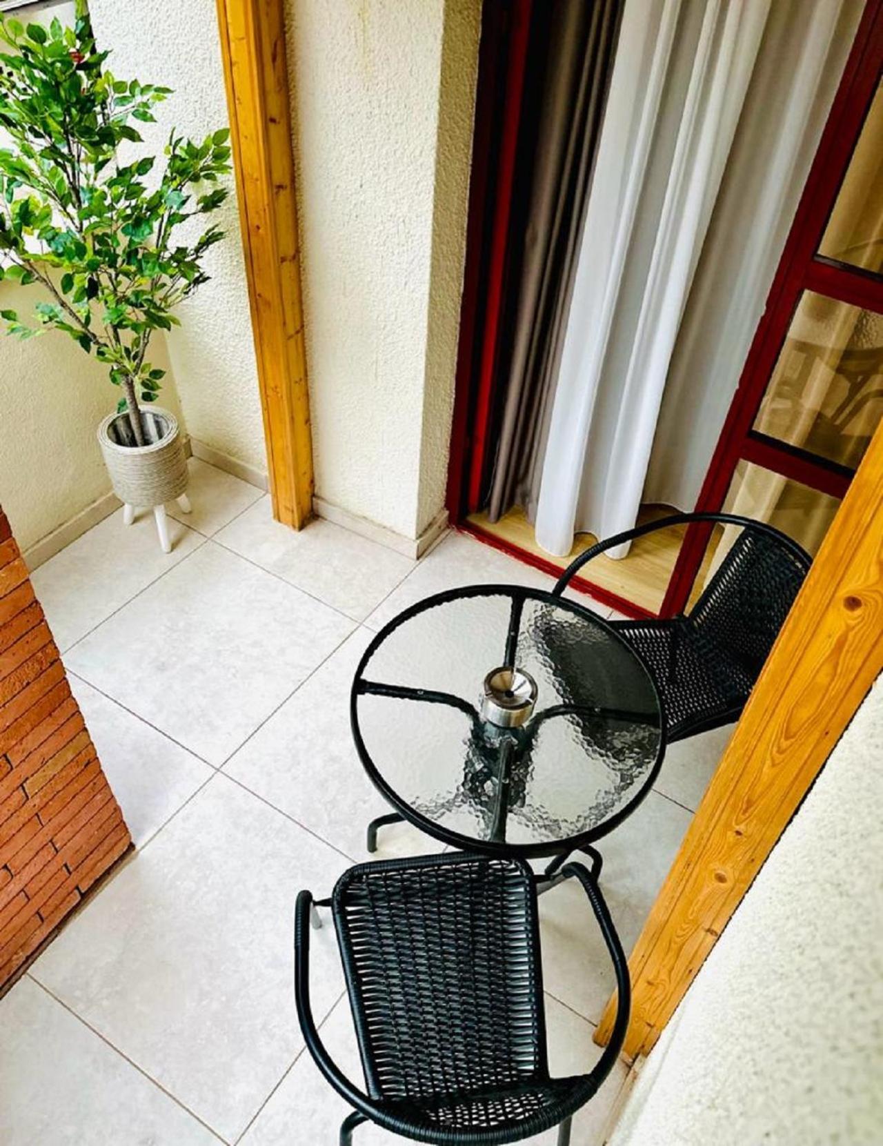 Hotel Well Inn Tbilisi ภายนอก รูปภาพ