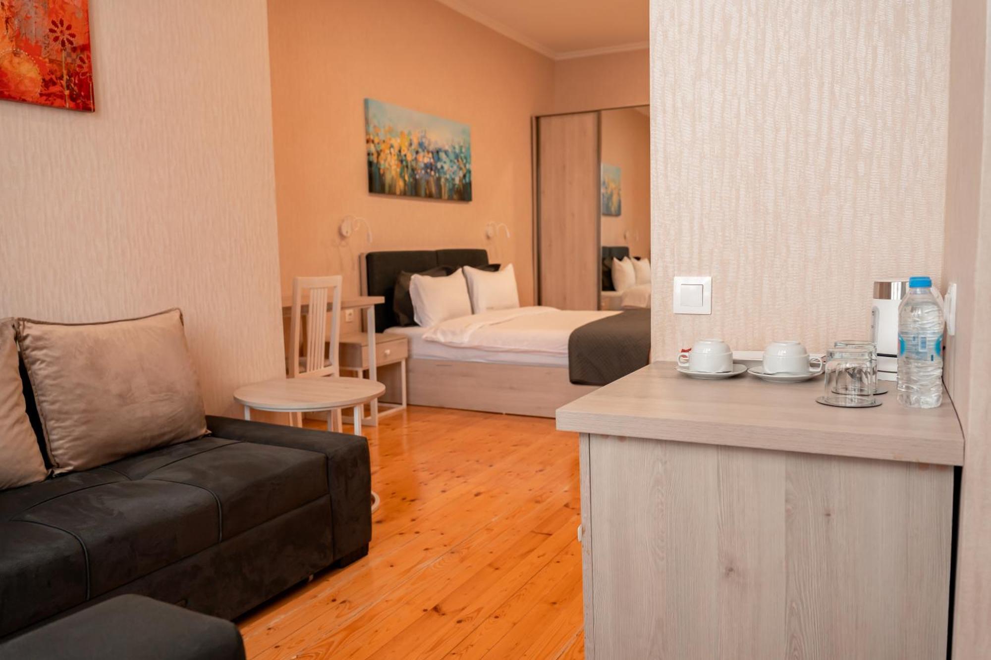 Hotel Well Inn Tbilisi ภายนอก รูปภาพ