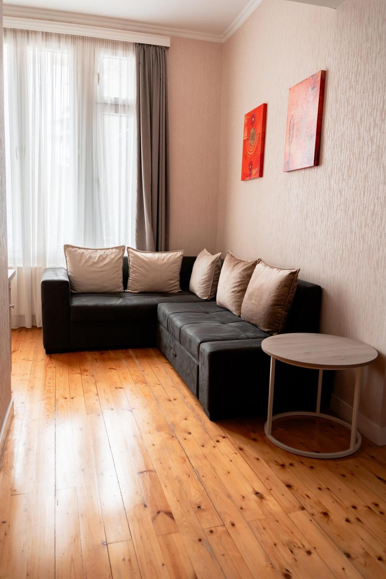Hotel Well Inn Tbilisi ภายนอก รูปภาพ