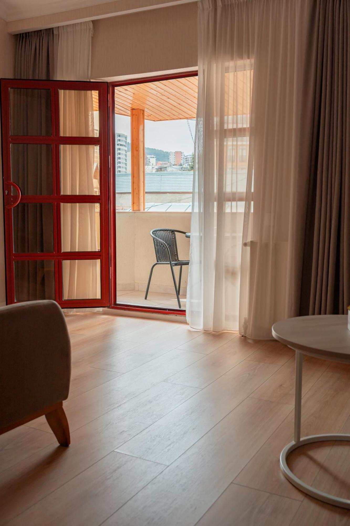 Hotel Well Inn Tbilisi ภายนอก รูปภาพ
