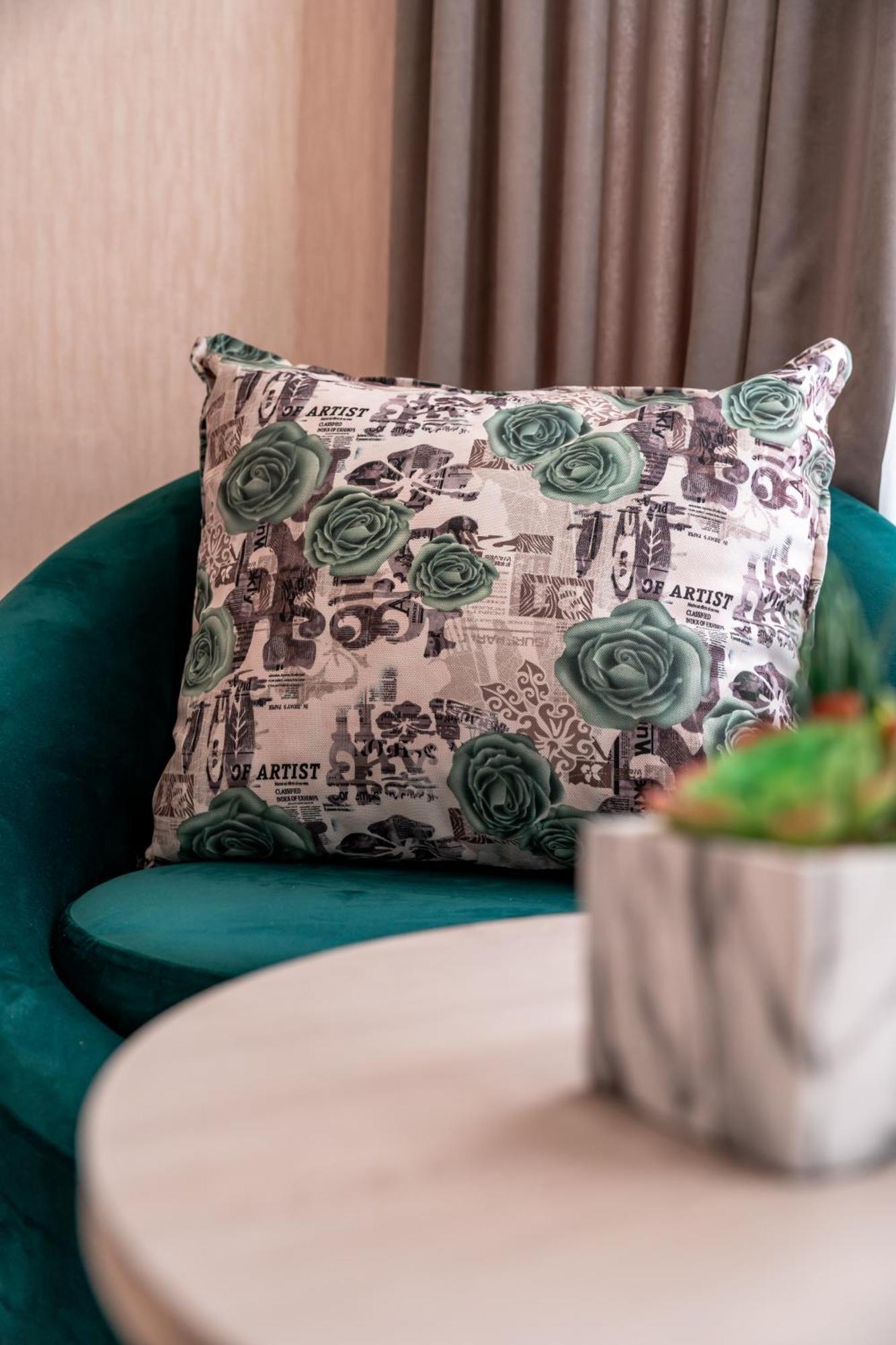 Hotel Well Inn Tbilisi ภายนอก รูปภาพ