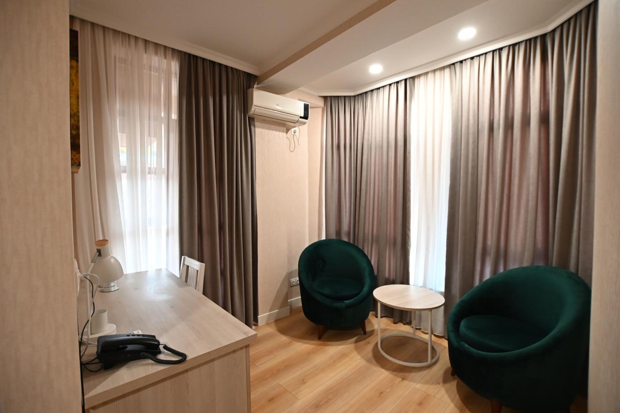 Hotel Well Inn Tbilisi ภายนอก รูปภาพ